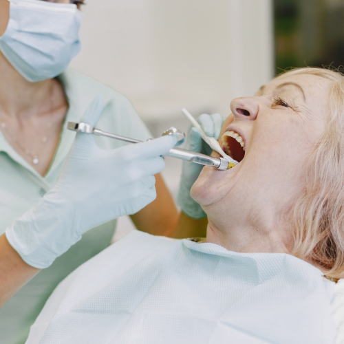 La dentisterie pour les personnes âgées : préserver la santé bucco-dentaire en vieillissant