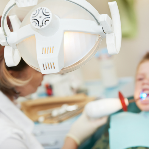 La première visite chez le chirurgien-dentiste : Un début sain pour le sourire de votre enfant 