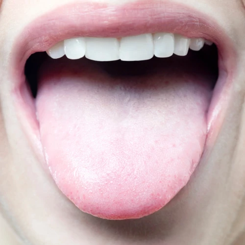 Langue blanche : que signifie-t-elle et faut-il s&rsquo;inqui&eacute;ter ?