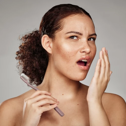 Mauvaise haleine le matin : est-ce normal ?